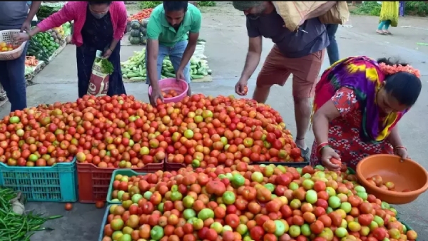 tomato prices surge in Koyambedu market: Customers shocked 