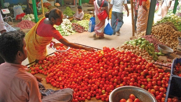 Tomatoe and Onion price continues to on 3 digit at Chennai Koyambed Market and gives shock to people Tomatoe and Onion price continues to on 3 digit at Chennai Koyambed Market and gives shock to people