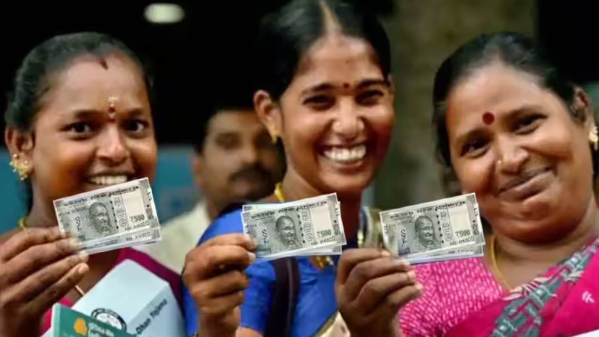Who are considered housewives under the Kalaingar Housewives Rs.1000 scheme? 