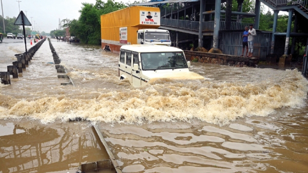 Delhi Issued Flood Warning As Haryana released more than one lakh cusecs of water in Yamuna river 