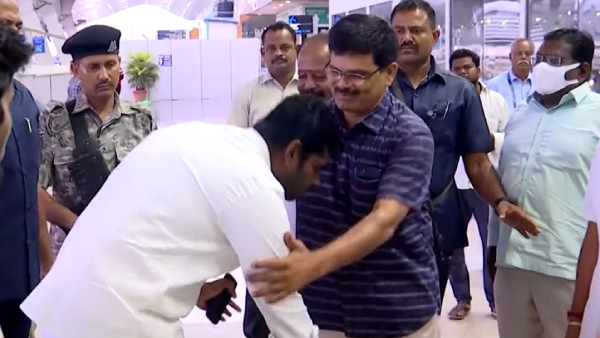 Tamilnadu BJP chief Annamalai touches the feet of his teacher in Chennai airport Tamilnadu BJP chief Annamalai touches the feet of his teacher in Chennai airport