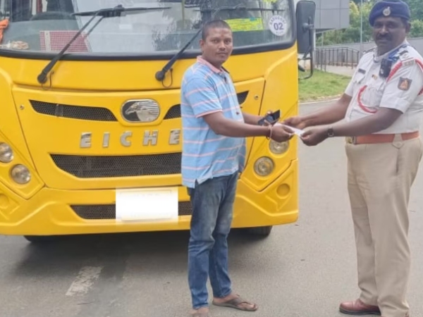 Bus driver Posing With reward-giving gesture With Road Challan hilarious reactions from Netizens 