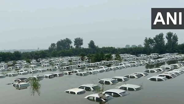 water level increase in UP Hindon River, area near Ecotech 3 got submerged 