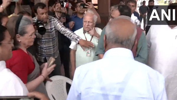 Sonia Gandhi supports Aam Aadmi MP Sanjang Singh who was protesting in the Parliament complex 