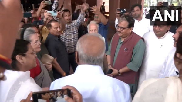 Sonia Gandhi supports Aam Aadmi MP Sanjang Singh who was protesting in the Parliament complex 