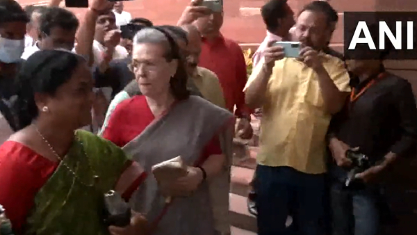 Sonia Gandhi supports Aam Aadmi MP Sanjang Singh who was protesting in the Parliament complex 