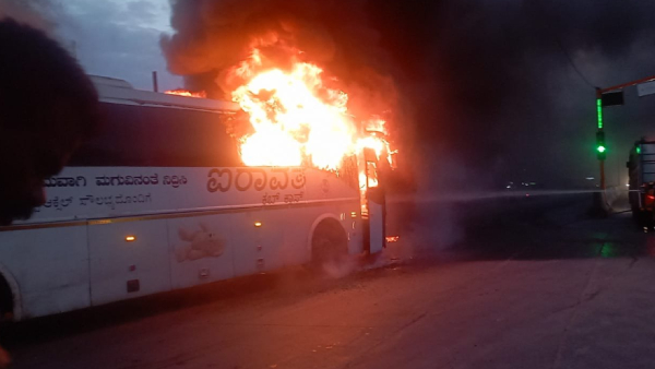  Karnataka Government KSRTC Bus and Lorry catches fire after met with an accident, 22 passengers escapes in Chennai