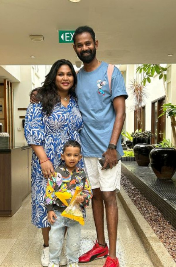 Actor Ramesh Tilak wife and son photos and fans commands