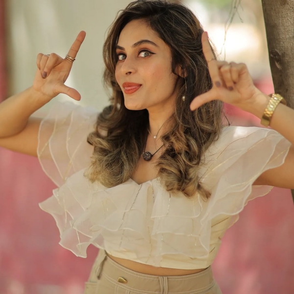 Actress Shrutika Is this kind of bond with actor Kalaiyarasan 15 years old friendship 