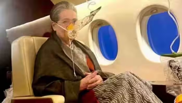 Rahul posts picture of Sonia Gandhi who wear oxygen mask during emergency landing with a caption ‛Grace under pressure’ Rahul posts picture of Sonia Gandhi who wear oxygen mask during emergency landing with a caption ‛Grace under pressure’