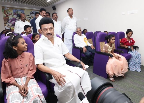 MK Stalin happy after sta3d floor in Madurai kalaignar Centenary library 