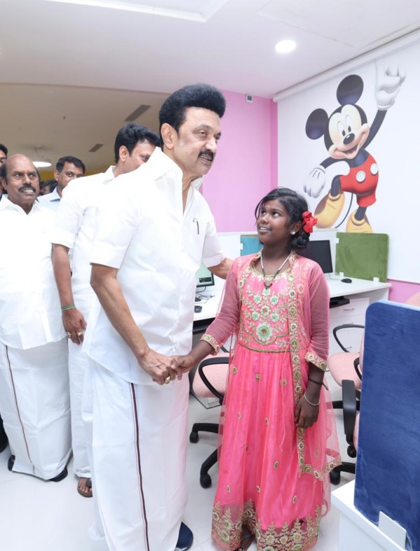 MK Stalin happy after sta3d floor in Madurai kalaignar Centenary library 