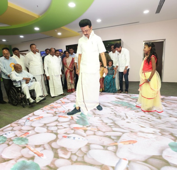 MK Stalin happy after sta3d floor in Madurai kalaignar Centenary library 
