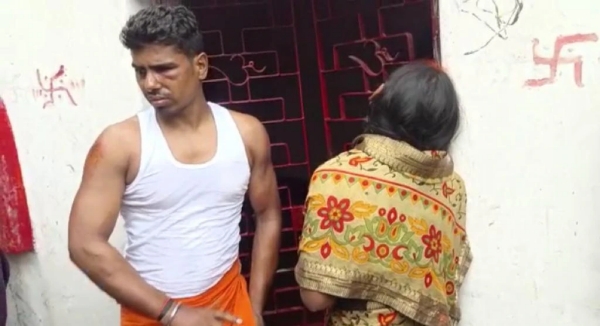  As Woman caught with lover, husband gets wife married to her lover