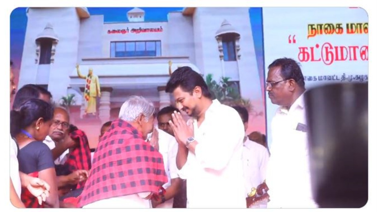  Minister Udhayanidhi Stalin met senior members of DMK and presented gifts 