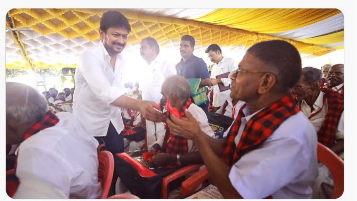  Minister Udhayanidhi Stalin met senior members of DMK and presented gifts 