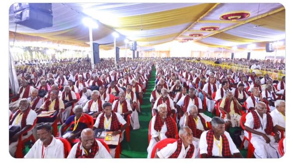  Minister Udhayanidhi Stalin met senior members of DMK and presented gifts 