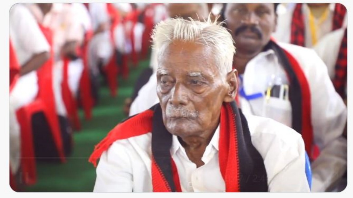  Minister Udhayanidhi Stalin met senior members of DMK and presented gifts 