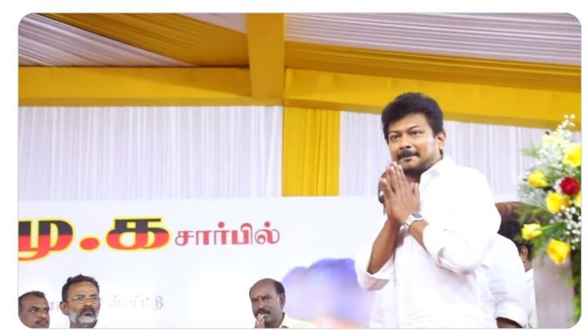  Minister Udhayanidhi Stalin met senior members of DMK and presented gifts 