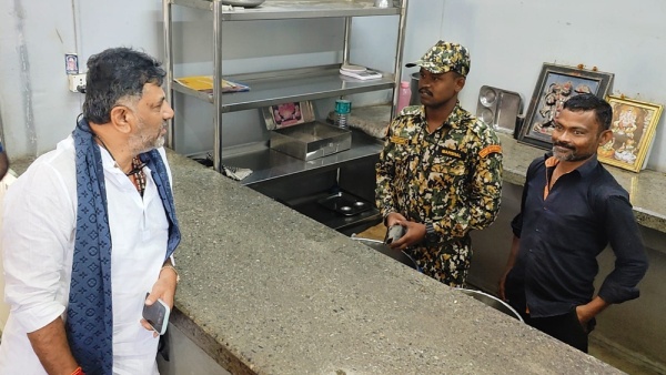 After the sudden visit Karnataka Deputy CM DK Shivakumar eats tiffen without chutney in indira canteen 