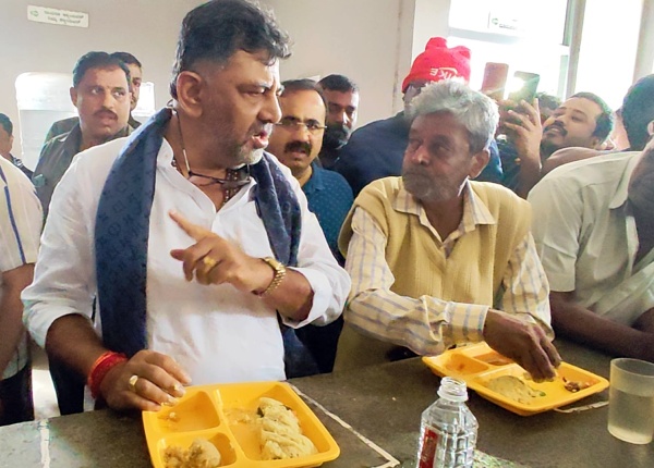 After the sudden visit Karnataka Deputy CM DK Shivakumar eats tiffen without chutney in indira canteen 