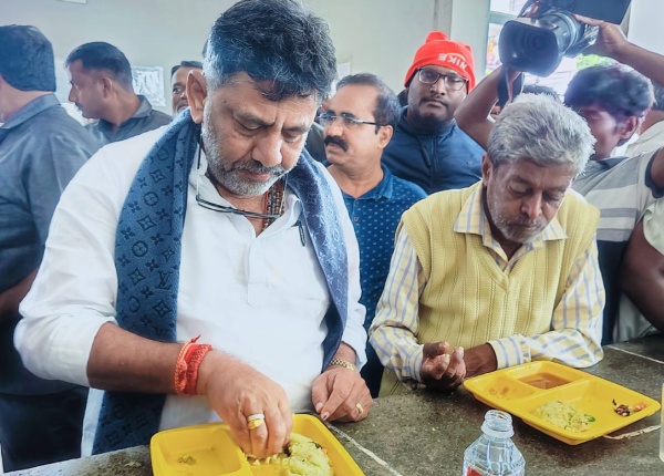 After the sudden visit Karnataka Deputy CM DK Shivakumar eats tiffen without chutney in indira canteen 