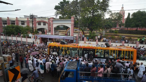 No state honour: But Kerala Bids Tearful Farewell To Former CM Oommen Chandy