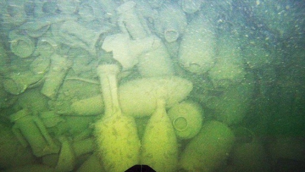 Wine jars found in a shipwreck 2000 thousand years ago 
