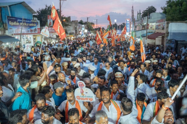 Muslim youth gifted the Holy Quran to BJP leader Annamalai, who was carrying out a padayatra Muslim youth gifted the Holy Quran to BJP leader Annamalai, who was carrying out a padayatra