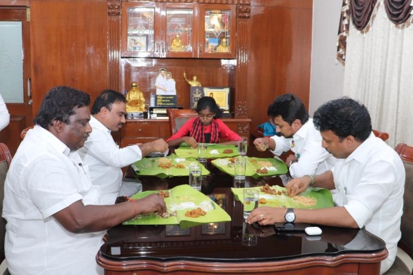 9th class student who donated Rs.7,000 to the Salem DMK Youth Conference 