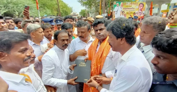 En Mann En Makkal: Do you know what Annamalai did to the young man gifted bible? 