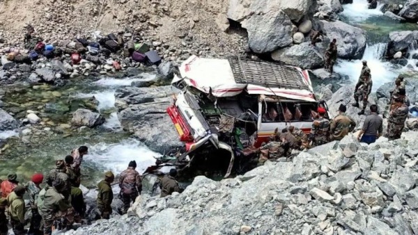army vehicle falls into river in Ladakh, It is feared that 7 soldiers may have died army vehicle falls into river in Ladakh, It is feared that 7 soldiers may have died