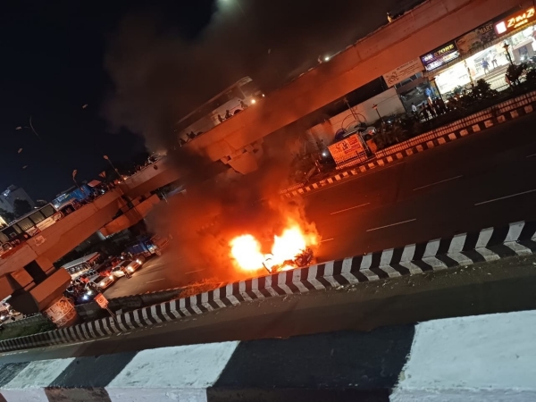  Luxury car caught fire on Chennai Pallavaram GST Road; Traffic affected 