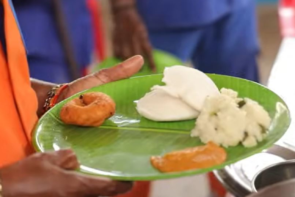A DMK councillor has been giving food to the chennai corporation cleaning workers every day A DMK councillor has been giving food to the chennai corporation cleaning workers every day