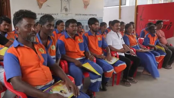 A DMK councillor has been giving food to the chennai corporation cleaning workers every day A DMK councillor has been giving food to the chennai corporation cleaning workers every day