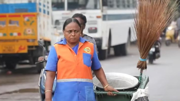 A DMK councillor has been giving food to the chennai corporation cleaning workers every day A DMK councillor has been giving food to the chennai corporation cleaning workers every day