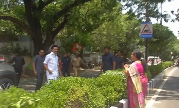  CM Stalin suddenly get down from car talked with AMMK executive CR saraswathi today 