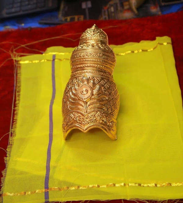 Tamil Nadu CM MK Stalins wife Durga offers golden crown at Guruvayur Temple 