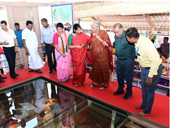 Minister Nirmala Sitharaman called Kanimozhi to stand in front row 