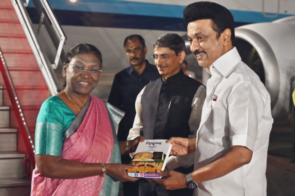 Governor ravi and CM Stalin welcomed President Droupadi murmu at chennai 