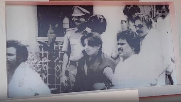 Edappadi Palanisamy used Jayalalithas famous picture from the assembly in AIADMK Madurai meeting today? 