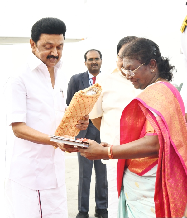 After completing her visit to Tamil Nadu and Puducherry, President Droupadi Murmu left for Delhi