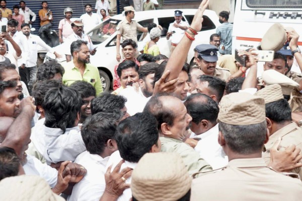 BJP state secretary Vinoj p selvam and cadres arrested 