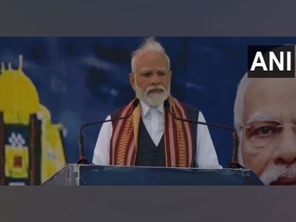 PM Modi stops his speech midway after man fainted due to heat and asks his medical team to provide help PM Modi stops his speech midway after man fainted due to heat and asks his medical team to provide help