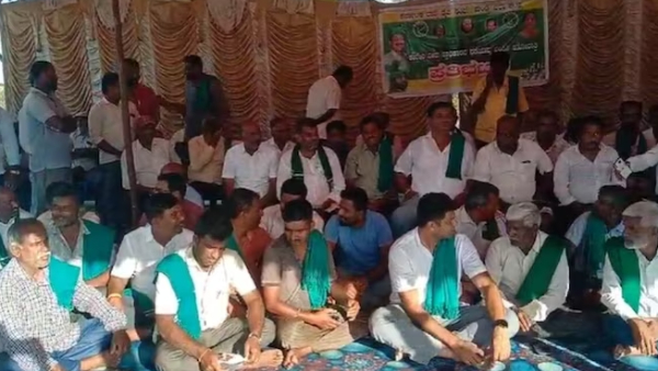 Karnataka farmers are holding a night-long protest against release of Cauvery waters to TN 