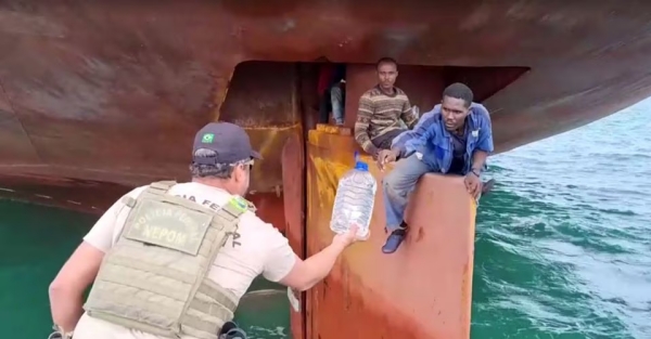 Four Nigerians sitting under the cargo ship, that too for 14 days, rescued in Brazil Four Nigerians sitting under the cargo ship, that too for 14 days, rescued in Brazil