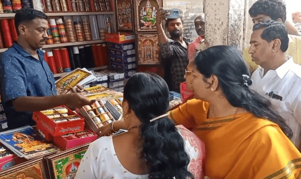 Edappadi Palanisamy and Kanimozhi visited the Madurai meenakshi amman temple at same time Edappadi Palanisamy and Kanimozhi visited the Madurai meenakshi amman temple at same time