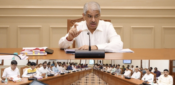 As the North East Monsoon is about to begin, a review meeting regarding the construction of rainwater drainage was held at the Secretariat. 