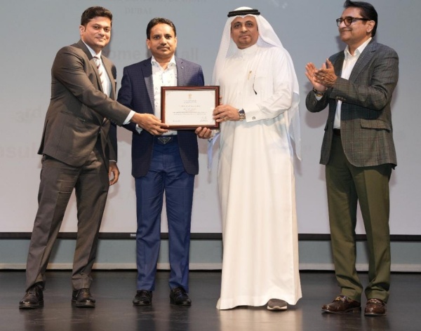 Tamil Nadu government neighboring Tamil welfare board, S.S.Meeran, was honored with an award on behalf of the Indian Embassy in Dubai 