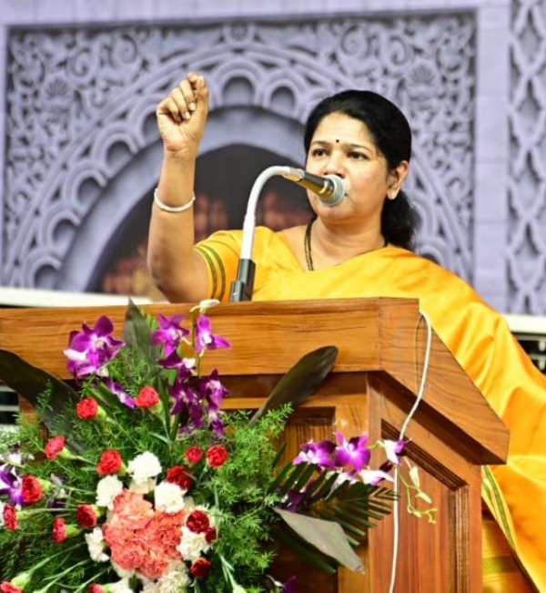 Dmk cadres eagerly to take a selfie with Kanimozhi, who attended the training workshop for DMK polling agents in South Zone 